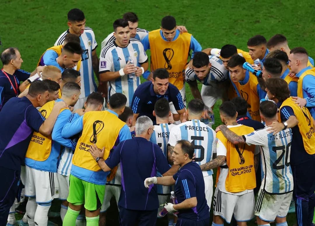 Équipe argentine en huddle pendant la pause du match