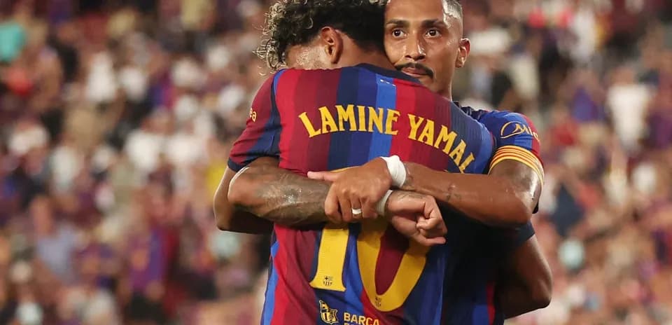 Joueurs de Barcelone s'étreignant après un but