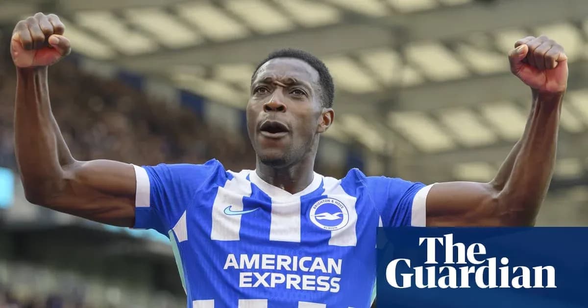 Joueur de Brighton célébrant un but avec les bras levés