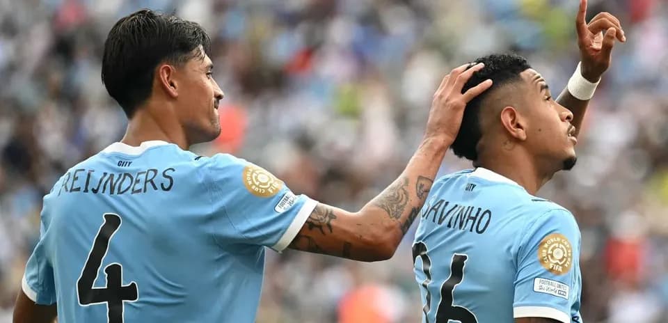 Deux joueurs célébrant un but sur le terrain