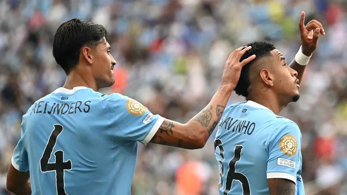 Deux joueurs célébrant un but sur le terrain