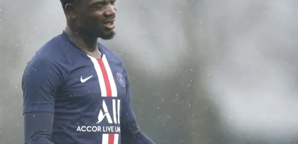 Joueur du PSG gesticulant sous la pluie