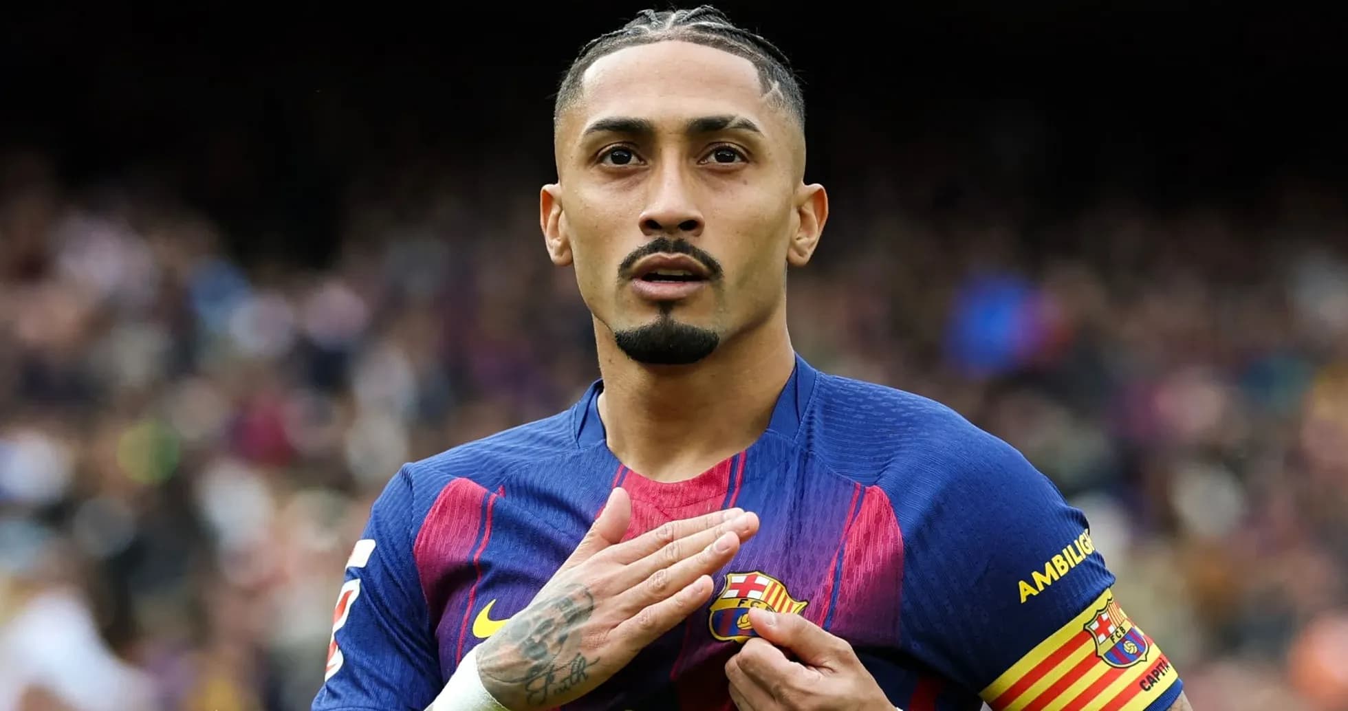 Joueur de Barcelone touchant son maillot au Camp Nou