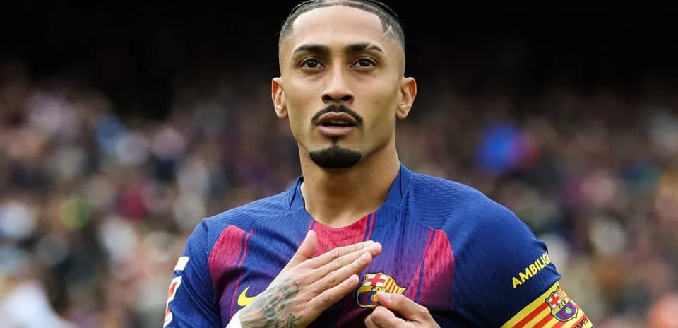 Joueur de Barcelone touchant son maillot au Camp Nou