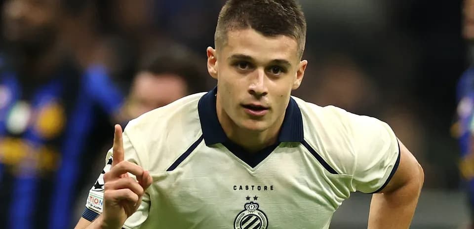 Joueur de football célébrant un but sur le terrain
