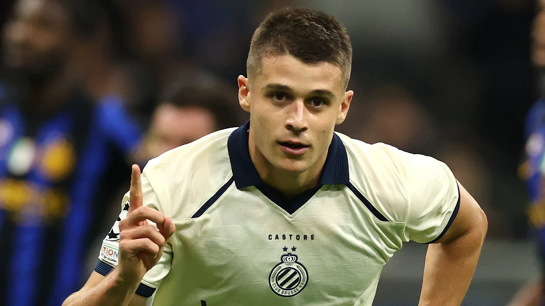 Joueur de football célébrant un but sur le terrain