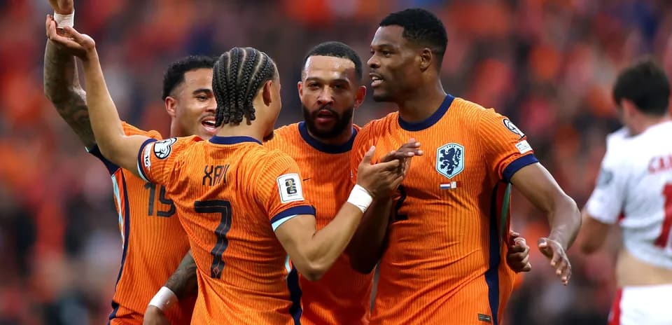 Joueurs néerlandais célébrant un but