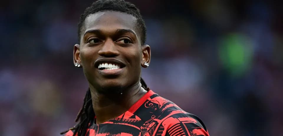 Joueur souriant en tenue d'entraînement rouge et noir