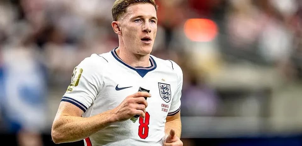 Joueur anglais courant sur le terrain de football