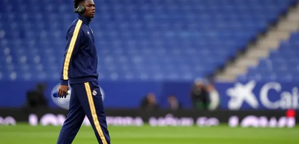 Joueur en tenue d'entraînement marchant sur le terrain