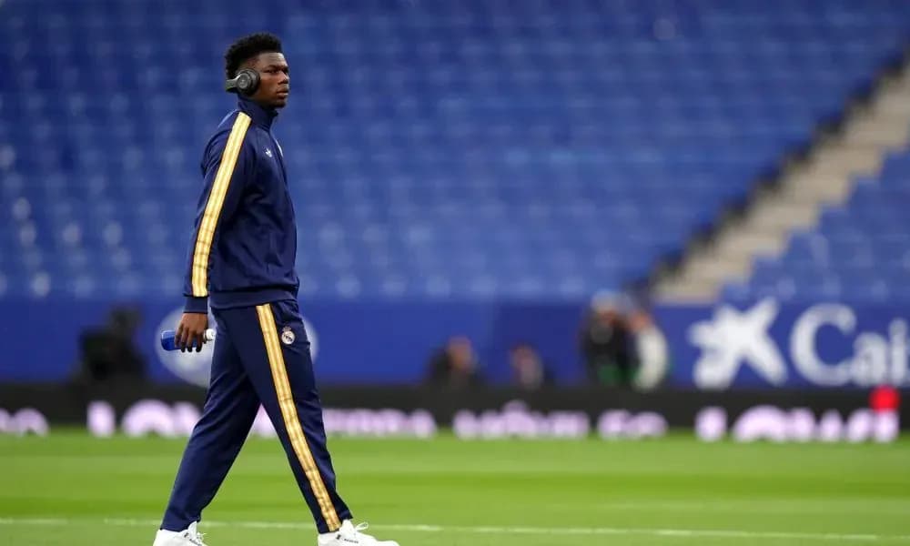 Joueur en tenue d'entraînement marchant sur le terrain