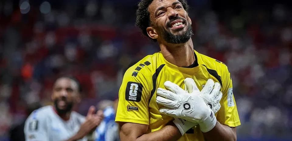 Gardien de but souriant avec des gants après le match