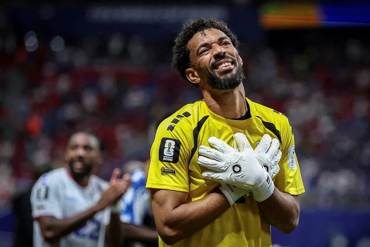 Gardien de but souriant avec des gants après le match