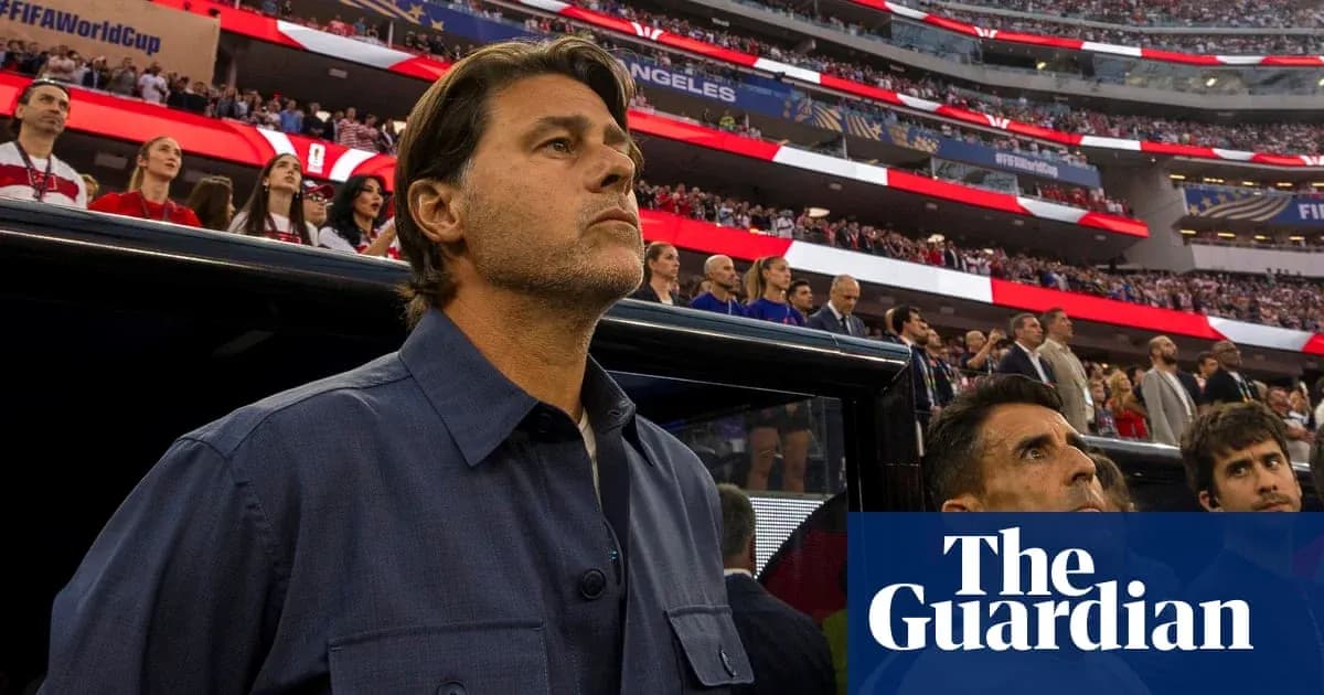 Entraîneur observant le match dans le stade
