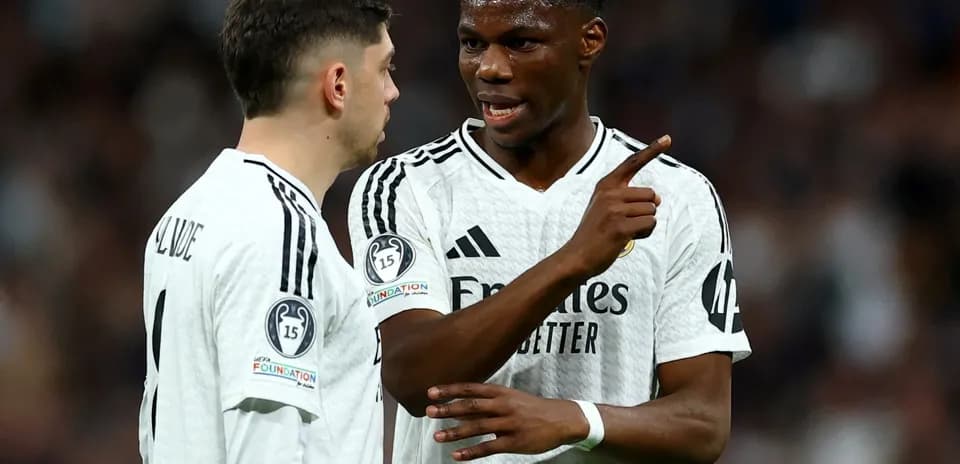 Deux joueurs de Real Madrid discutant sur le terrain