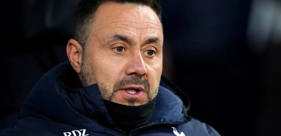 Entraîneur de Tottenham assis sur le banc