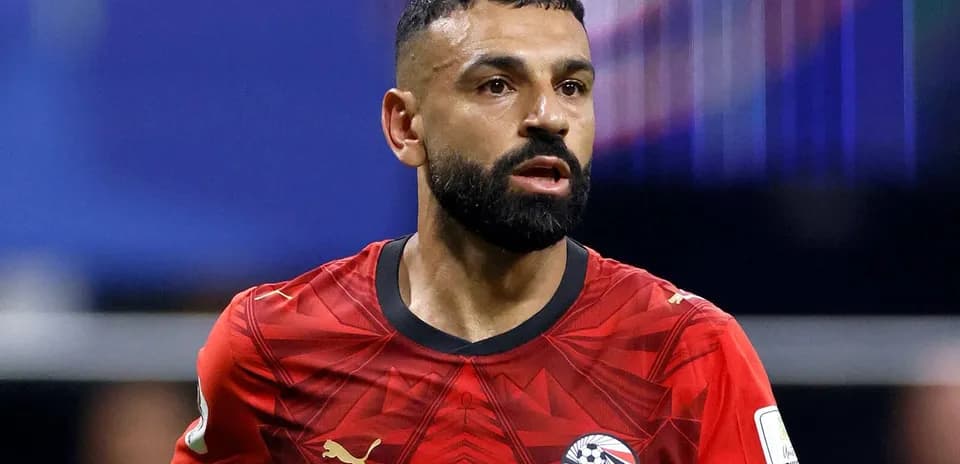 Joueur égyptien en action sur le terrain de football