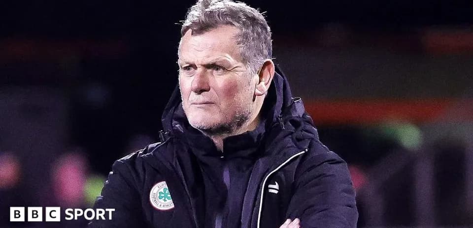 Entraîneur observant le match depuis le bord du terrain