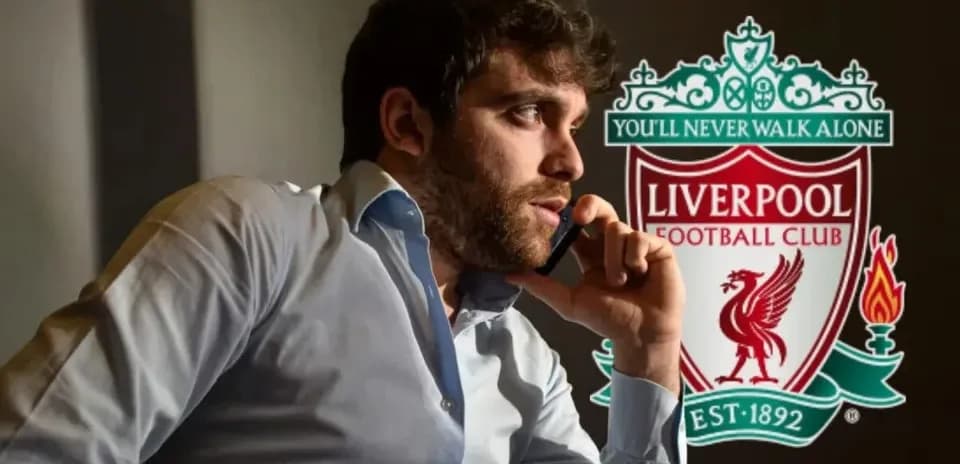 Homme au téléphone avec le logo de Liverpool en arrière-plan
