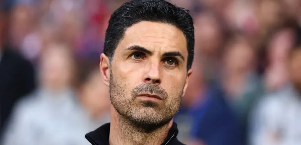 Entraîneur observant le match depuis le bord du terrain