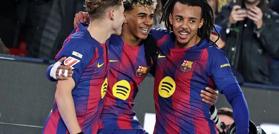 Trois joueurs du FC Barcelone célébrant un but