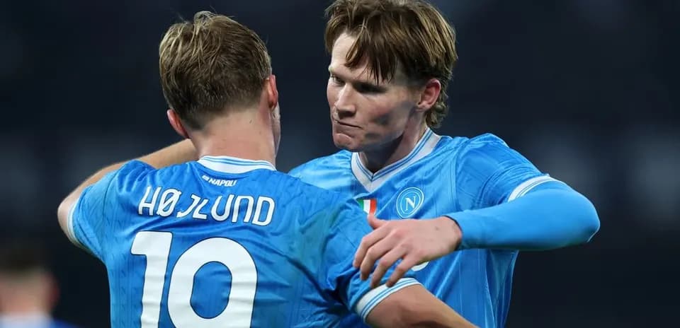 Deux joueurs de Naples se congratulant sur le terrain