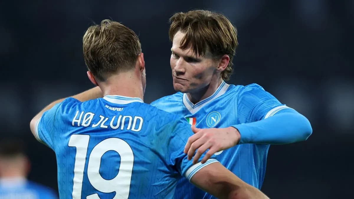 Deux joueurs de Naples se congratulant sur le terrain