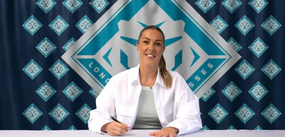 Joueuse signant un contrat devant un fond décoratif