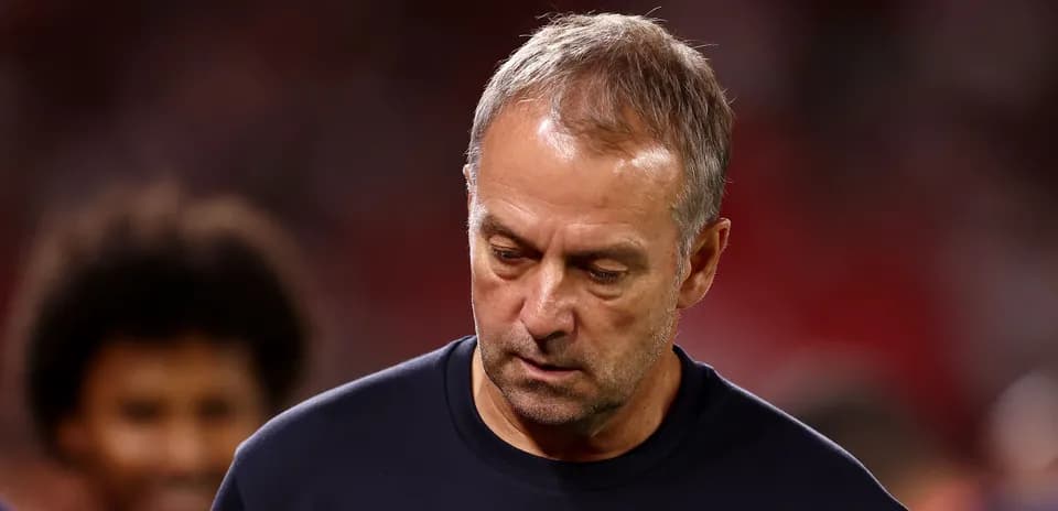 Entraîneur marchant sur le terrain après le match