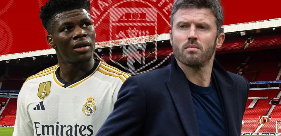 Joueur de Real Madrid et entraîneur devant Old Trafford