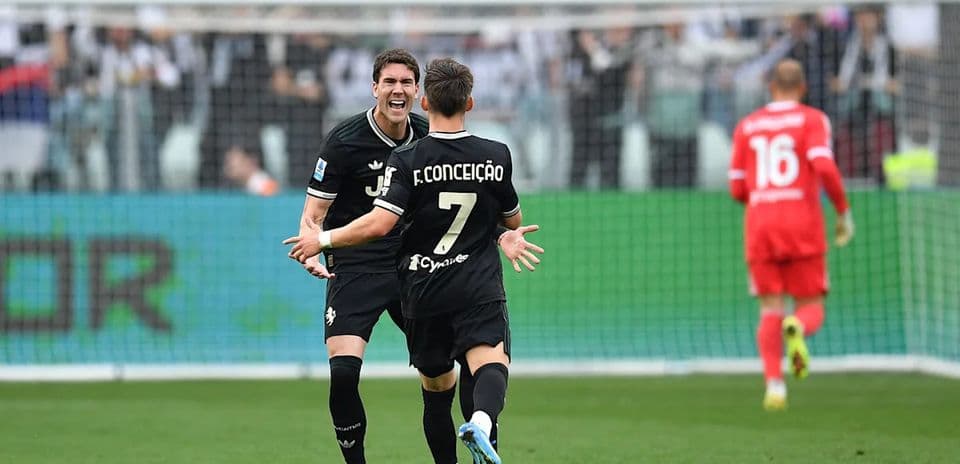Joueurs de la Juventus célébrant un but ensemble