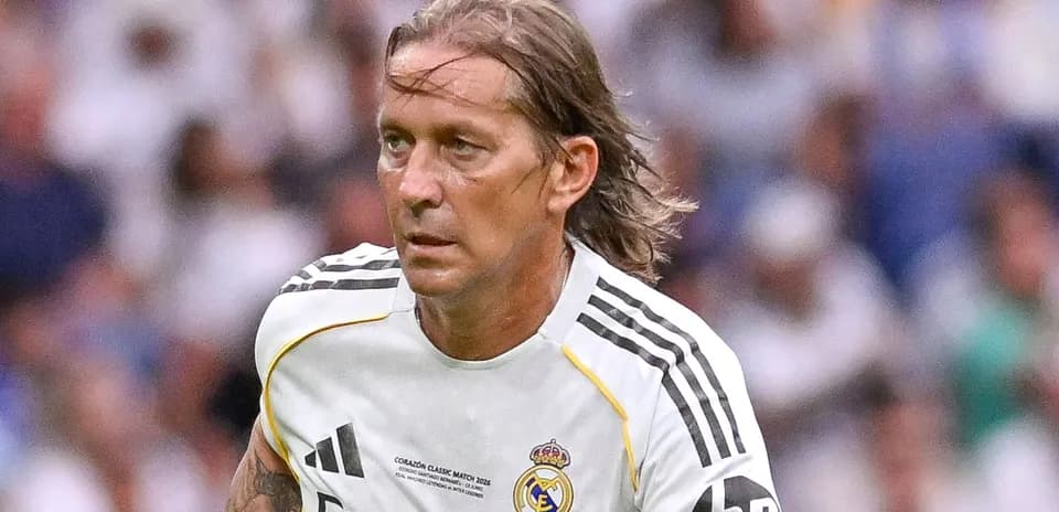 Joueur de football en action avec le maillot du Real Madrid