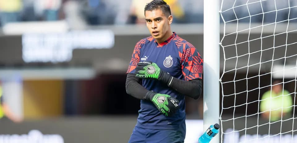 Gardien de but préparant pour le match sur le terrain