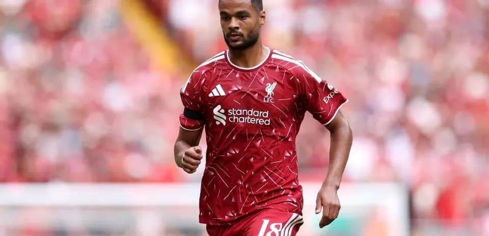 Joueur de Liverpool courant sur le terrain