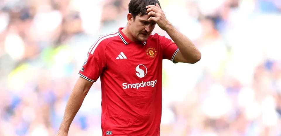 Joueur de Manchester United se tenant la tête sur le terrain