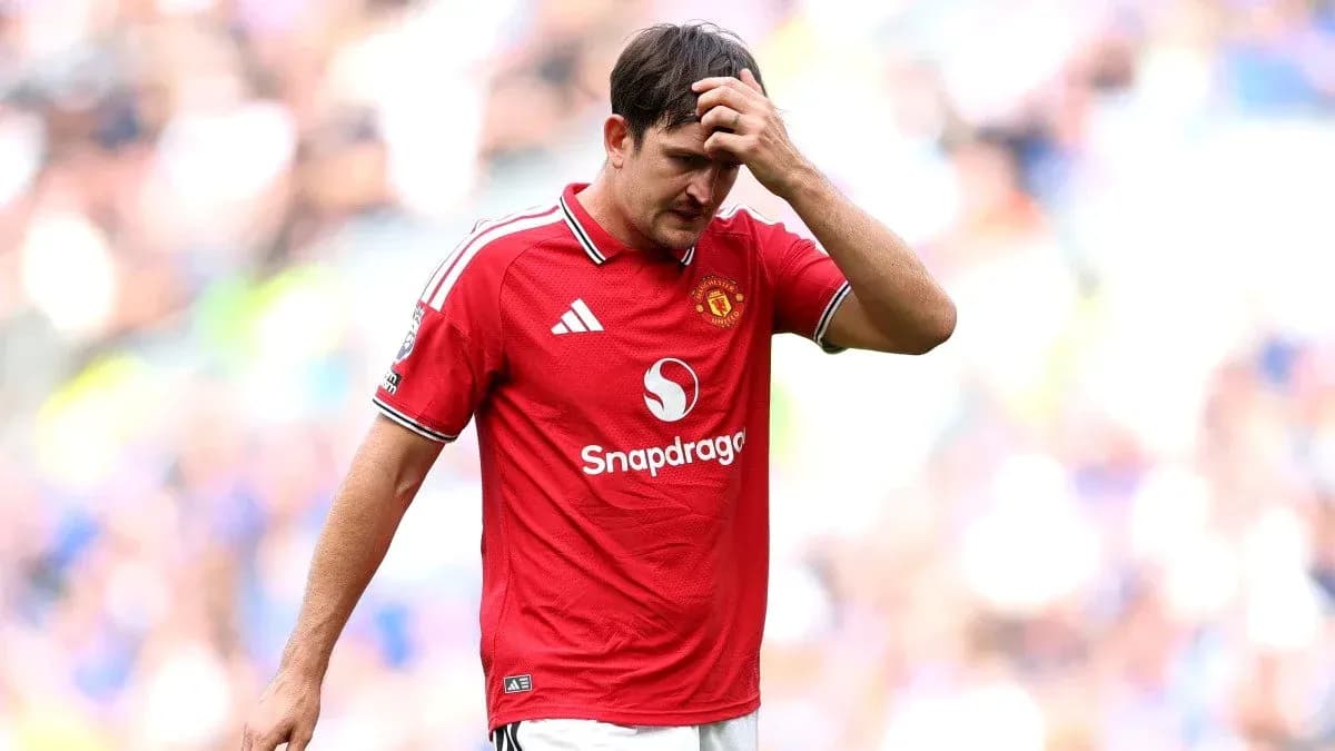 Joueur de Manchester United se tenant la tête sur le terrain