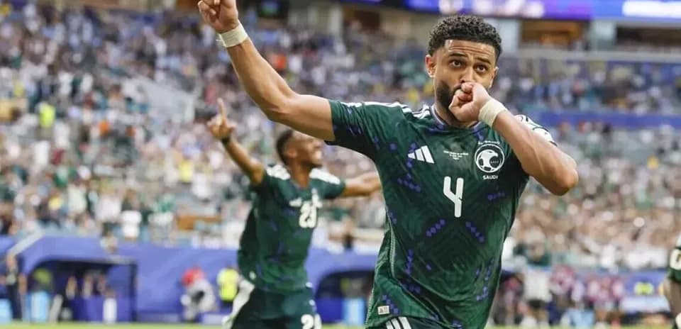 Joueur saoudien célébrant un but pendant le match