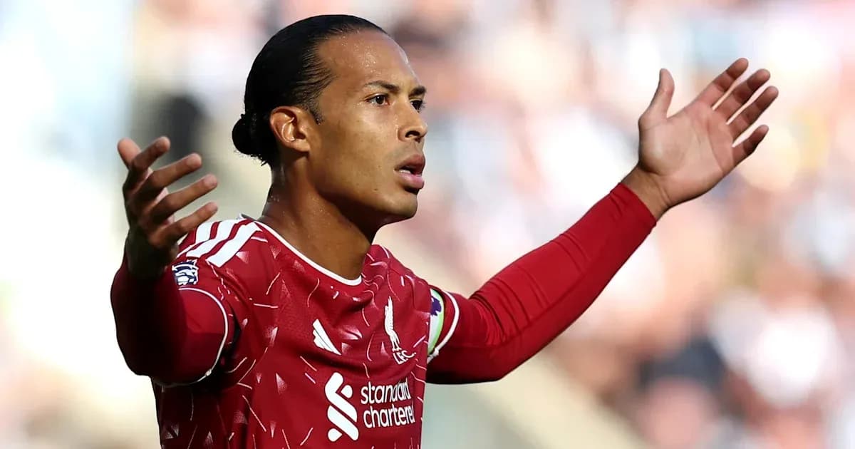 Joueur de Liverpool levant les bras sur le terrain