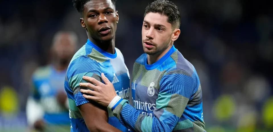 Deux joueurs de Real Madrid en tenue d'échauffement
