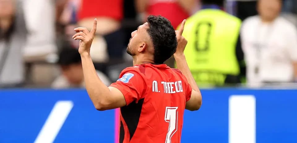 Joueur célébrant un but avec les bras levés