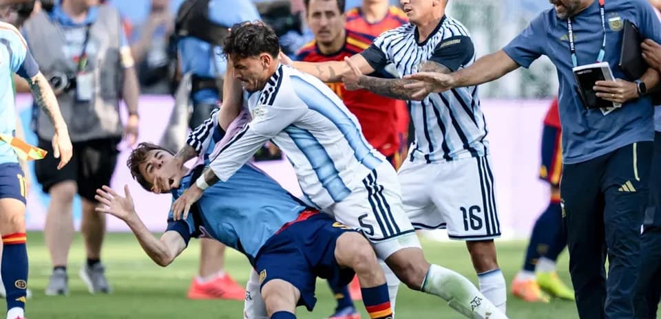 Joueurs argentins et espagnols en confrontation sur le terrain