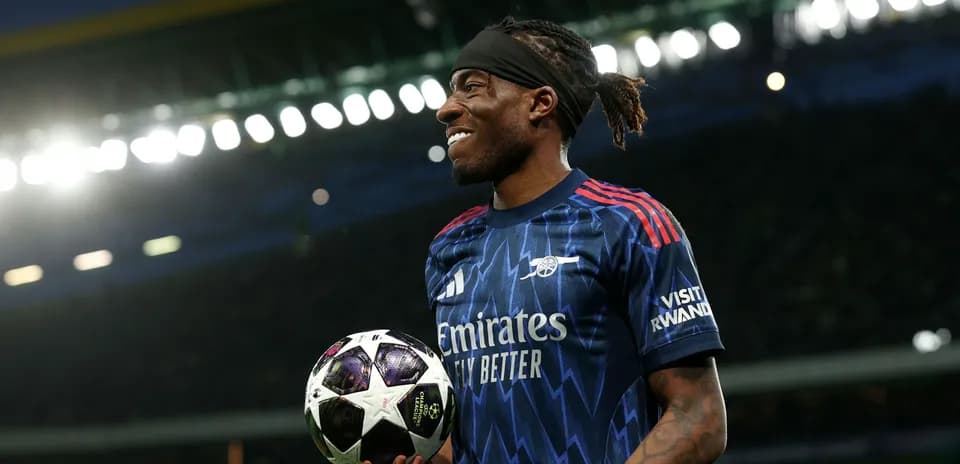 Joueur tenant un ballon de football sur le terrain