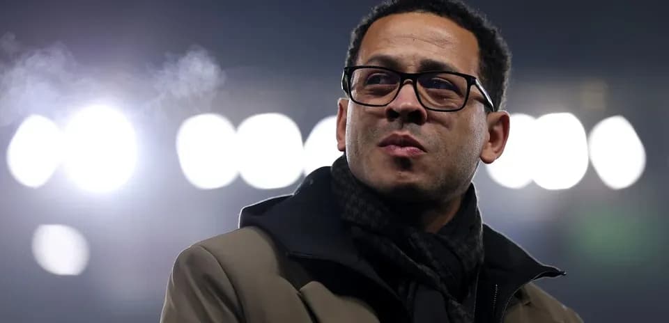 Homme en manteau avec lunettes sur le terrain