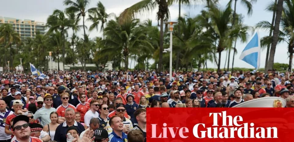 Foule de supporters rassemblée sous des palmiers