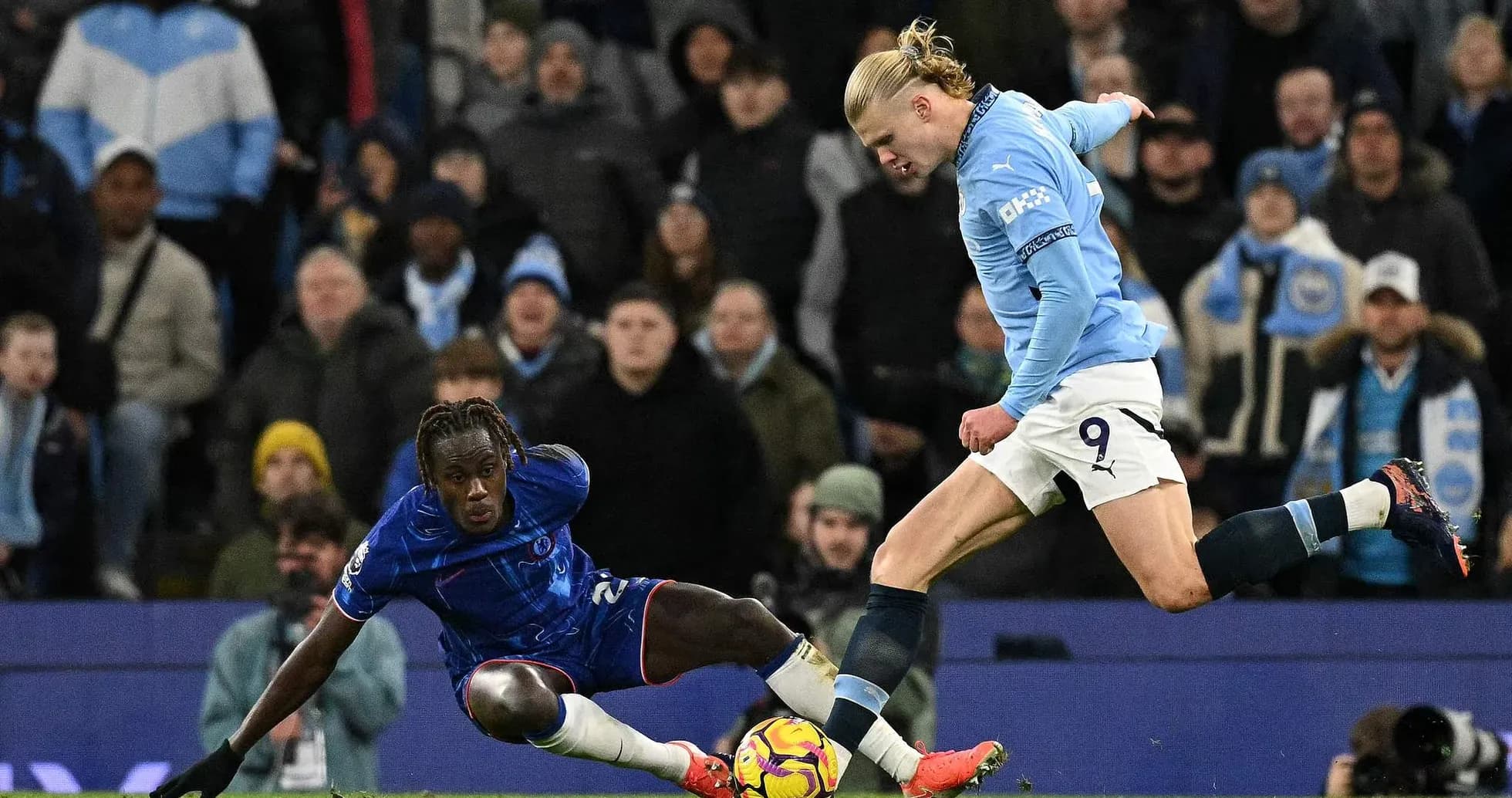 Un joueur de Chelsea tacle un joueur de Manchester City