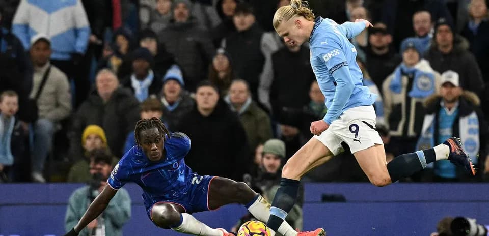 Un joueur de Chelsea tacle un joueur de Manchester City
