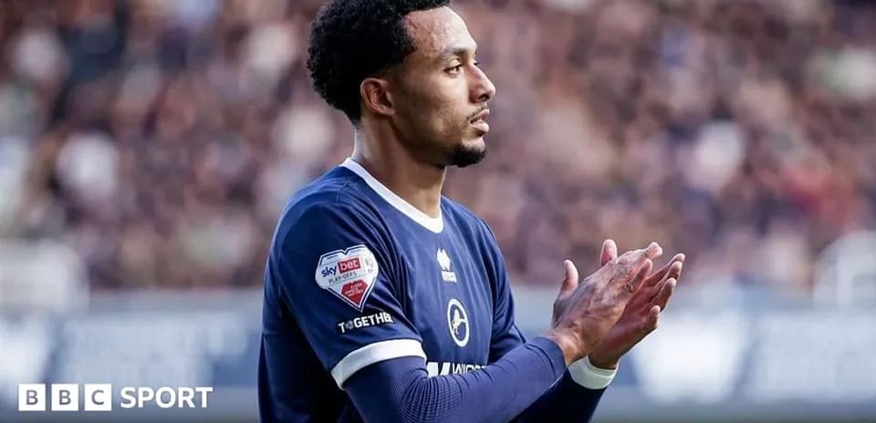 Joueur applaudissant lors d'un match de football