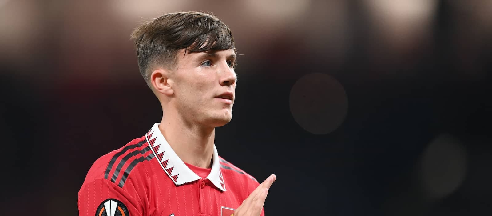 Joueur de Manchester United applaudit sur le terrain