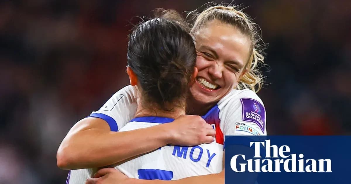Joueuses s'étreignant après un but marqué
