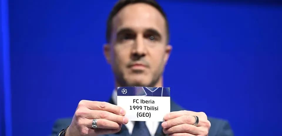 Homme tenant un carton avec FC Iberia Tbilisi